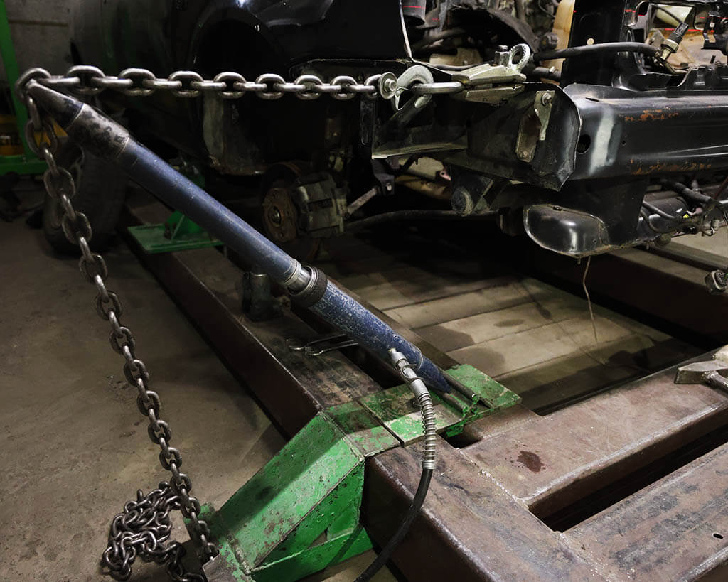 Исправление кузова стапелем